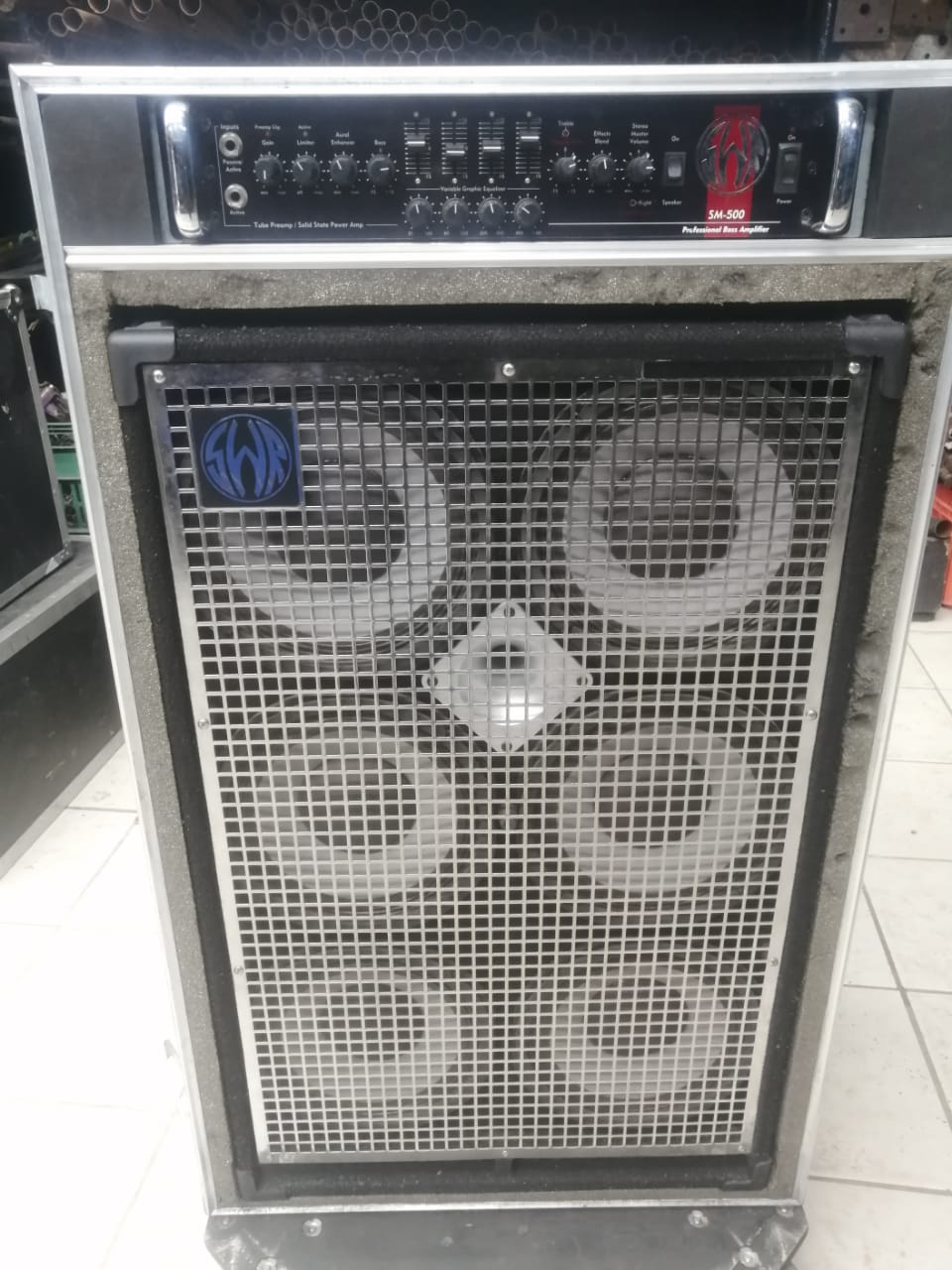Backline : SWR 6x10 SM500 bass amp R1100 excl